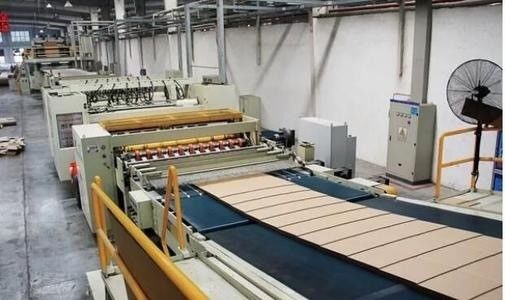 120 m/min Αυτοματοποιημένη υψηλής ταχύτητας γραμμή παραγωγής 3/5/7 στρωμάτων κυματοειδούς χαρτονιού